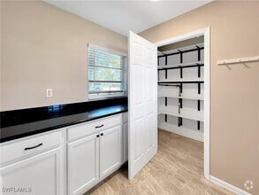 Building Photo - 2210 Parkview Dr