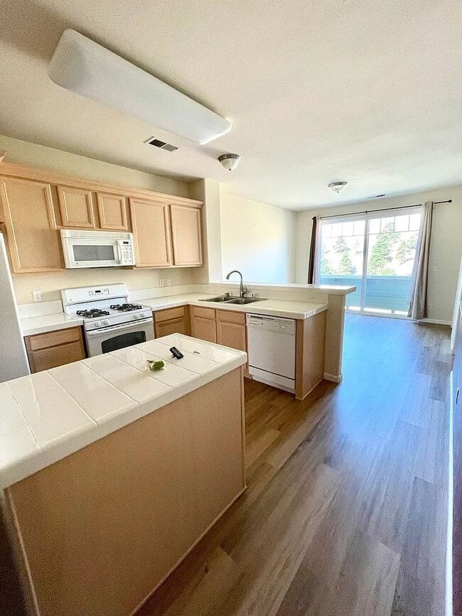 Building Photo - Townhouse For Rent.