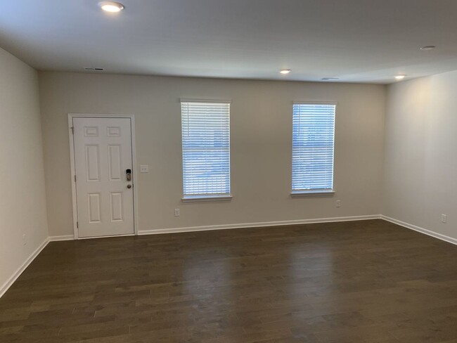 Building Photo - End Unit 3 Bedroom Townhome in Matthews