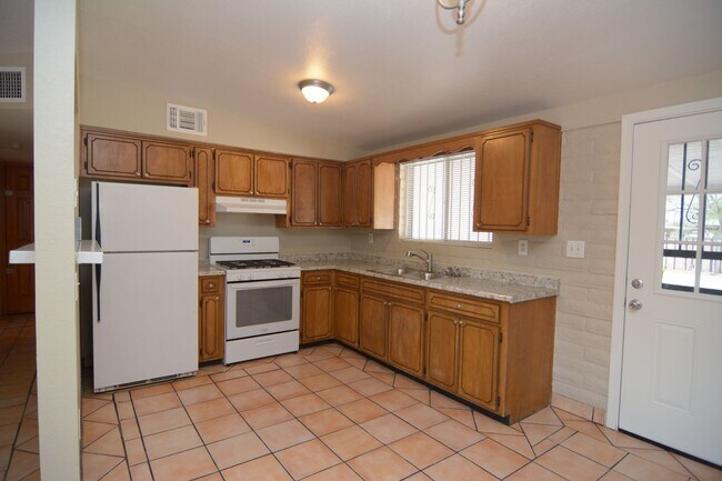 Building Photo - Charming 2 Bedroom 1 Bath Home! Great Sout...