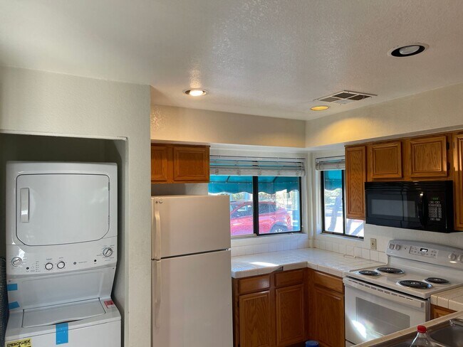 Foto del edificio - 4360 Woodpine Dr