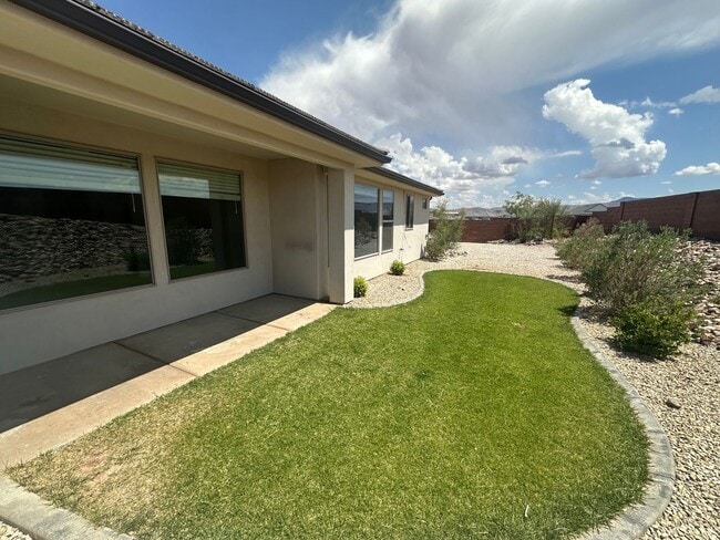 Building Photo - 3 bed plus office / 2.5 bath / 3 car Singl...