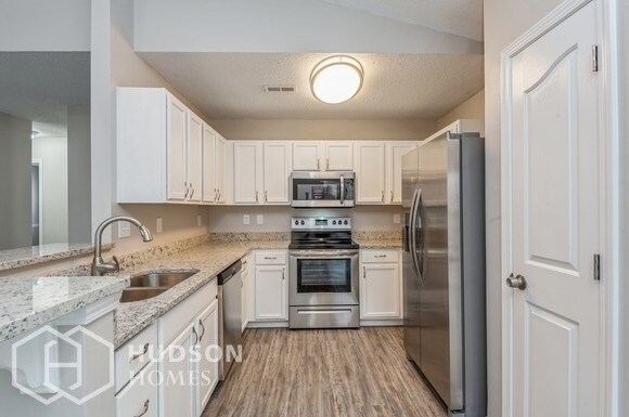 Foto del edificio - NOW AVAILABLE! - 11205 Amber Glen Dr, Char...
