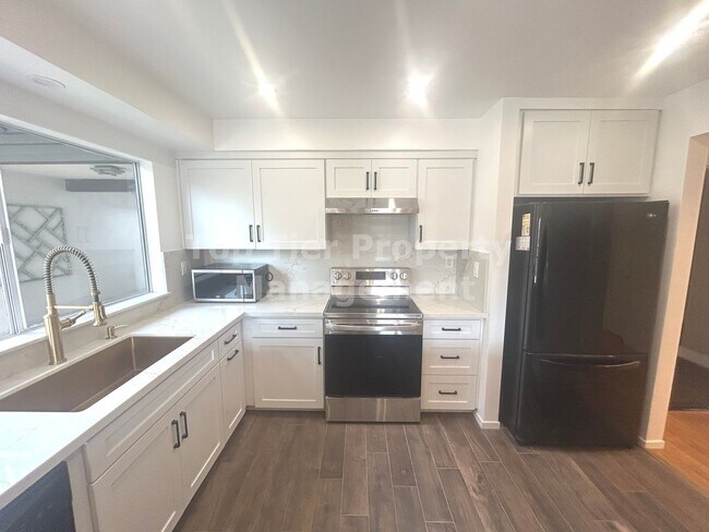 Foto del edificio - ***NEWLY RENOVATED 2 bed, 2 bath Townhouse in Carlsbad / La Costa - Available 06/01***