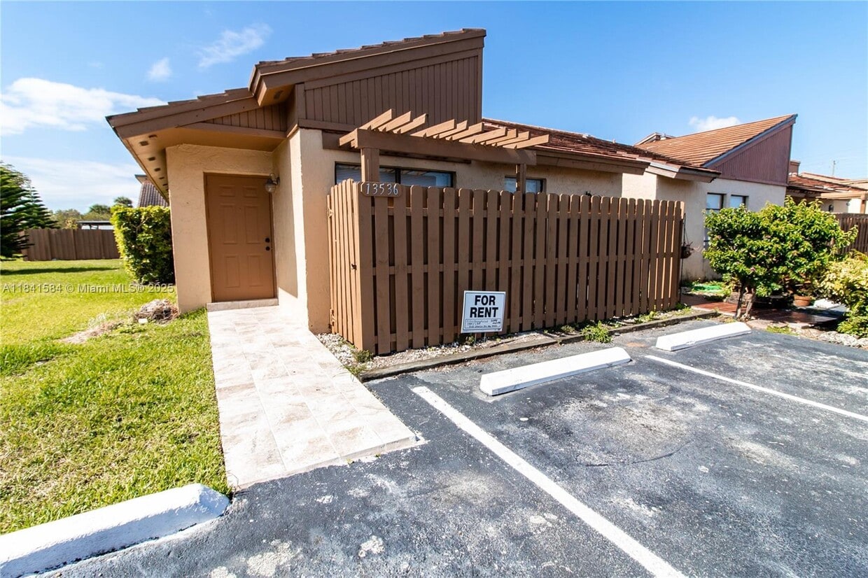 Foto principal - 13536 SW 11th Ln