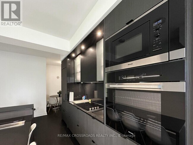 Building Photo - 11 Yorkville Ave