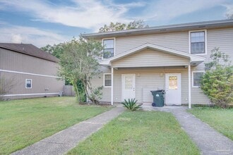 Building Photo - 8111 Stonebrook Dr