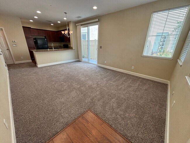 Building Photo - Cute, quiet townhome in Carson City