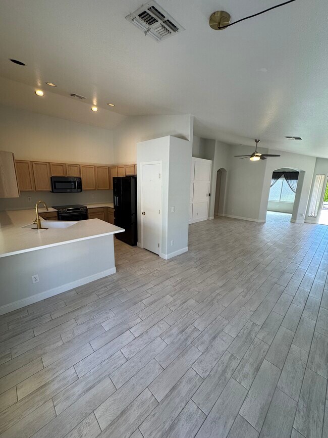 Foto del edificio - 21469 N 79th Dr