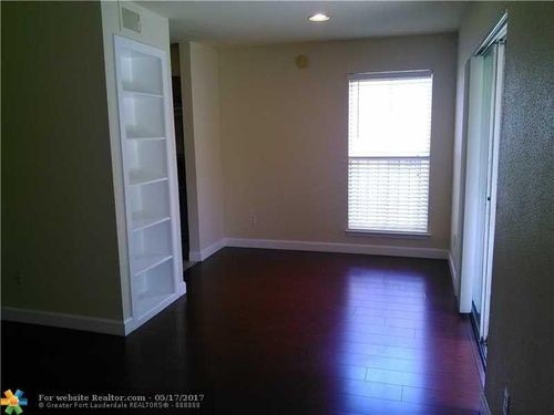 Building Photo - 799 Riverside Dr