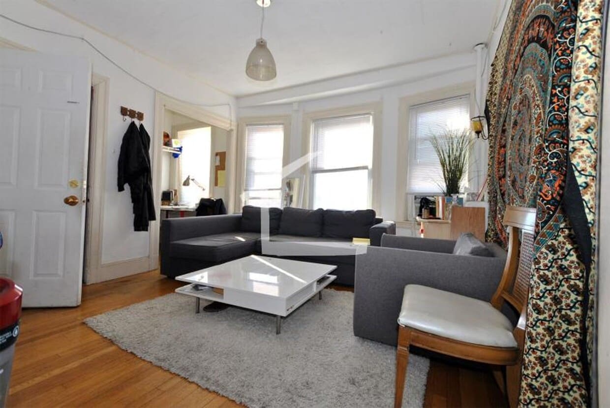 2BR 1Bth unit. Heat/Hot Water included. Great location! - 2BR 1Bth unit. Heat/Hot Water included. Great location!