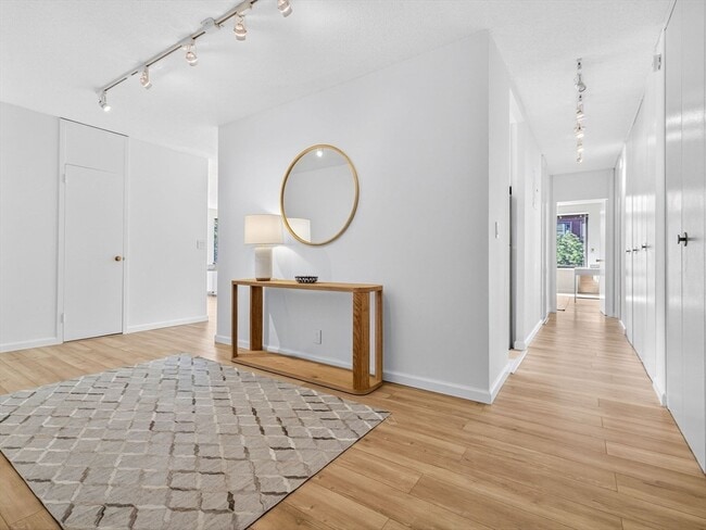 Building Photo - 65 E India Row