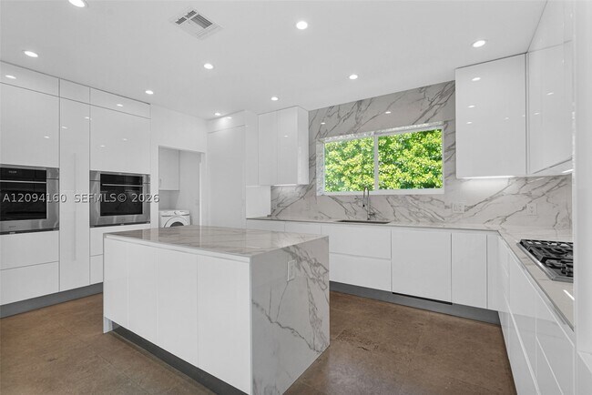 Building Photo - 205 N Hibiscus Dr