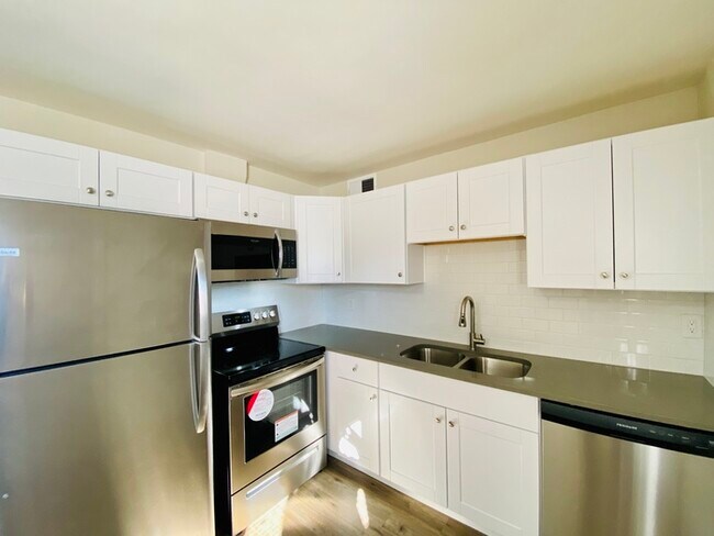 Foto del edificio - Newly Renovated Spacious 1 Bedroom with Vi...