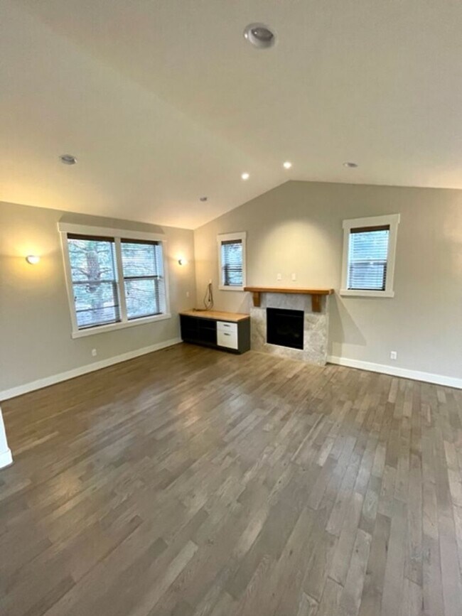 Building Photo - Beautiful home in NWX!  A/C!