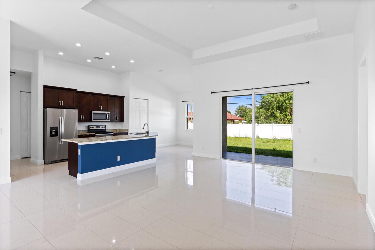 Foto principal - 661 NW Floresta Dr