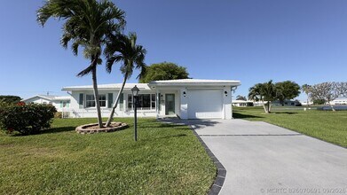 Building Photo - 1108 W Ocean Ave