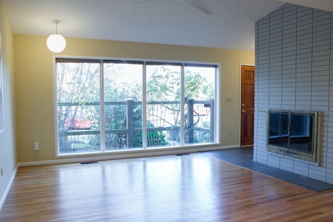Foto del edificio - RENOVATED 3 BED MADISON PARK BUNGALOW W EASY COMMUTE!