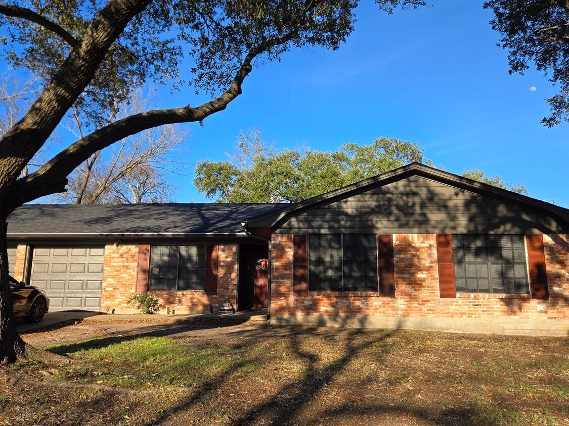 Building Photo - Fall Pre-Lease!! College Station - 4 bedroom / 2 bath / Garage / Fenced in back yard.