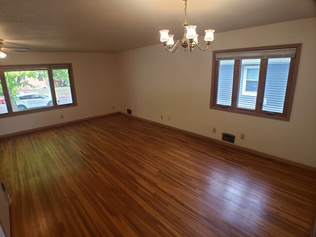 Building Photo - 3+ Bedroom 2 Bath Single Family House in O...