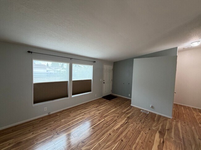 Foto del edificio - Spacious 3 Bed 2 Bath Springfield Home With Bonus Room and Extra Storage