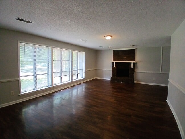 Foto del edificio - Charming 3-bedrrom 2 bath home - Raleigh