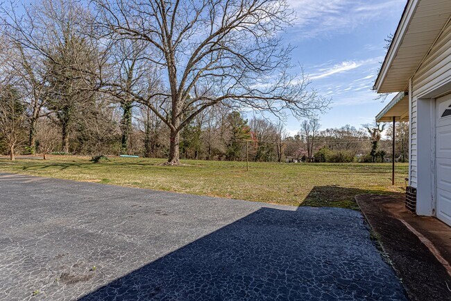 Foto del edificio - Price Improvement! Private Setting, Yard M...