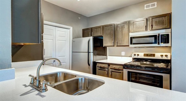 Madison Dell Ranch Apartments - Apartments at 700 Louis Henna Blvd ...