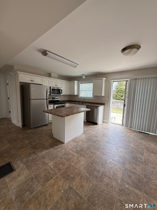 Foto del edificio - 783 Naugatuck Ave