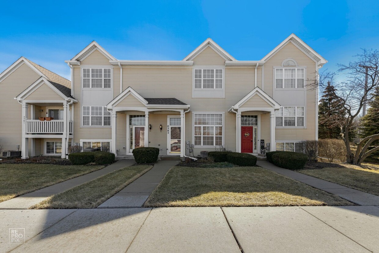 Foto principal - 2 Bed 2.5 Bath 2 Car Garage Gurnee Schools...