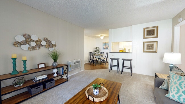 Apartamentos Newport Village | Costa Mesa, CA | Sala de estar - Newport Village Apartments