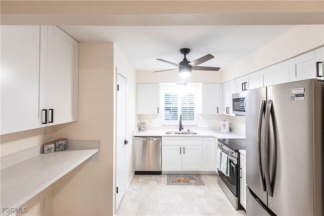 Foto del edificio - 6775 Lake McGregor Cir