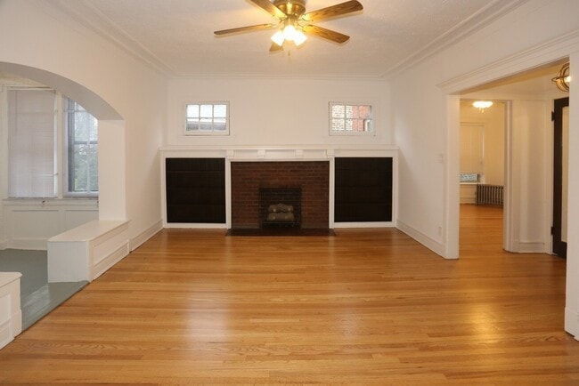 Building Photo - 4140 N Clarendon Ave