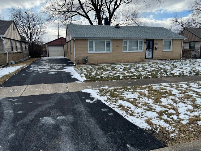 Foto del edificio - 4813 W 102nd St