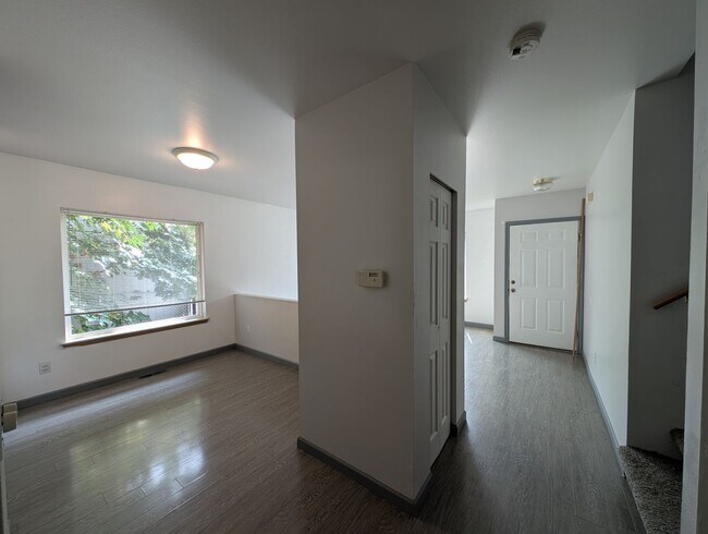 Foto del edificio - Tri Level, 3 Bedroom For Rent in Port Orchard - Available June 25th!