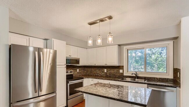 Foto del edificio - Immediate Move In.