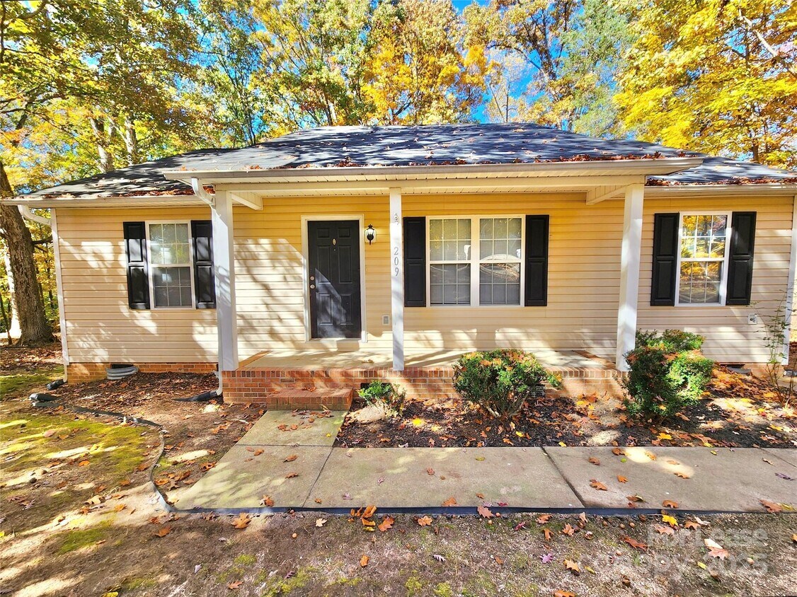 Foto principal - 209 Hickory Wood Dr