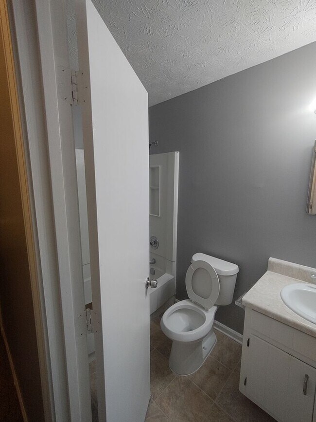 Foto del edificio - Move In Ready 3 Bedroom/2 Bathroom For Rent In Convenient Stone Mountain Subdivision!