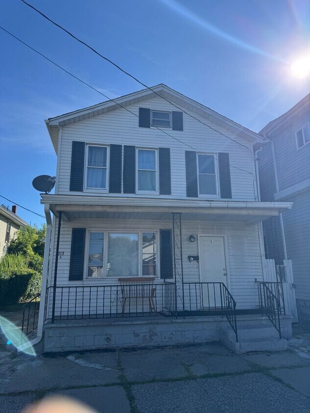 Primary Photo - 1st floor unit 3 bedroom 1 bath. Nicely Do...