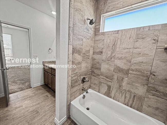 Building Photo - Limited Time Special Offer / 3 Bed, 2 Bath Home with Garage / Pet-Friendly / Vouchers Accepted / ...