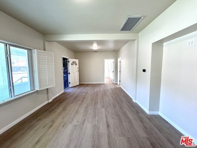 Foto del edificio - 319 N Rowan Ave