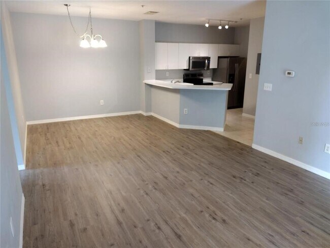 Foto del edificio - 615 FAIRWAY Dr