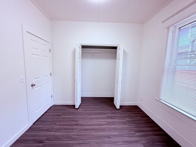 Building Photo - Charming 1910 SE Portland 4BR with Modern Updates & Large Fenced Yard!