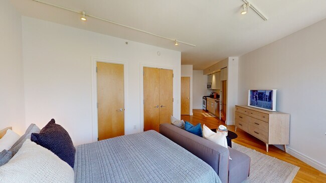 Building Photo - 550 W 54th St