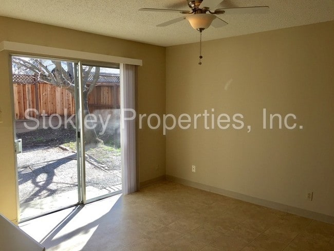 Building Photo - 431 Viking Dr