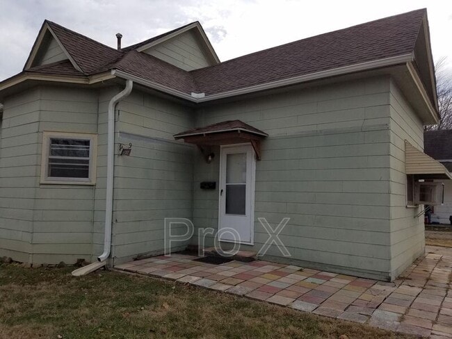 Building Photo - 302 E 7th St