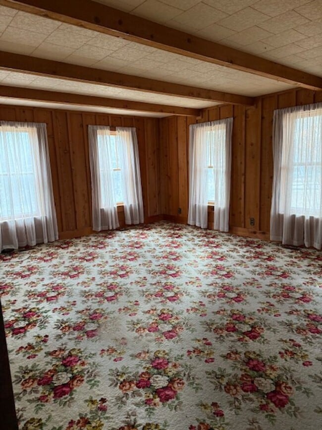 Building Photo - 4 Bedroom 2 bath farmhouse