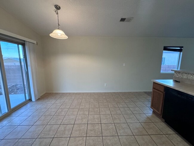 Building Photo - 3 bed 2 bath 1400 sq ft home- MOVE IN SPECIAL!