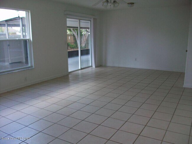 Building Photo - 395 Caracas Dr