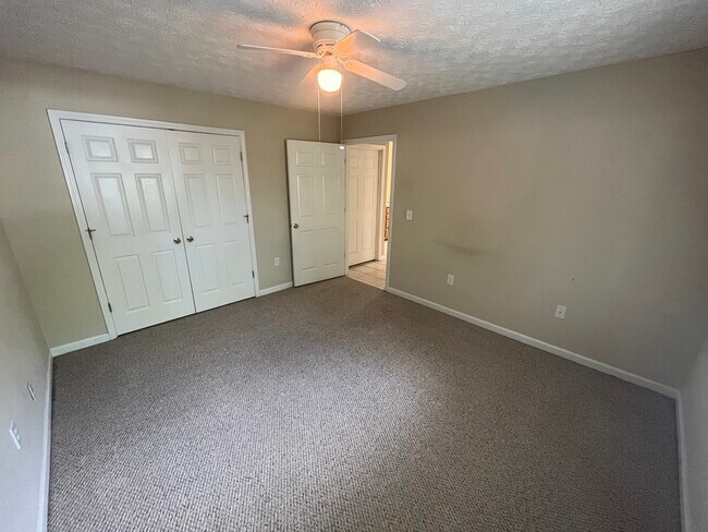 Building Photo - 3911 Hidden Hollow Dr